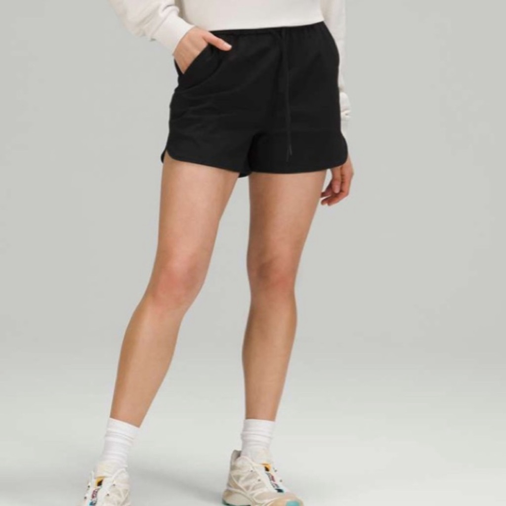Lululemon Stretch High Rise Short 3.5 black size 6 medium